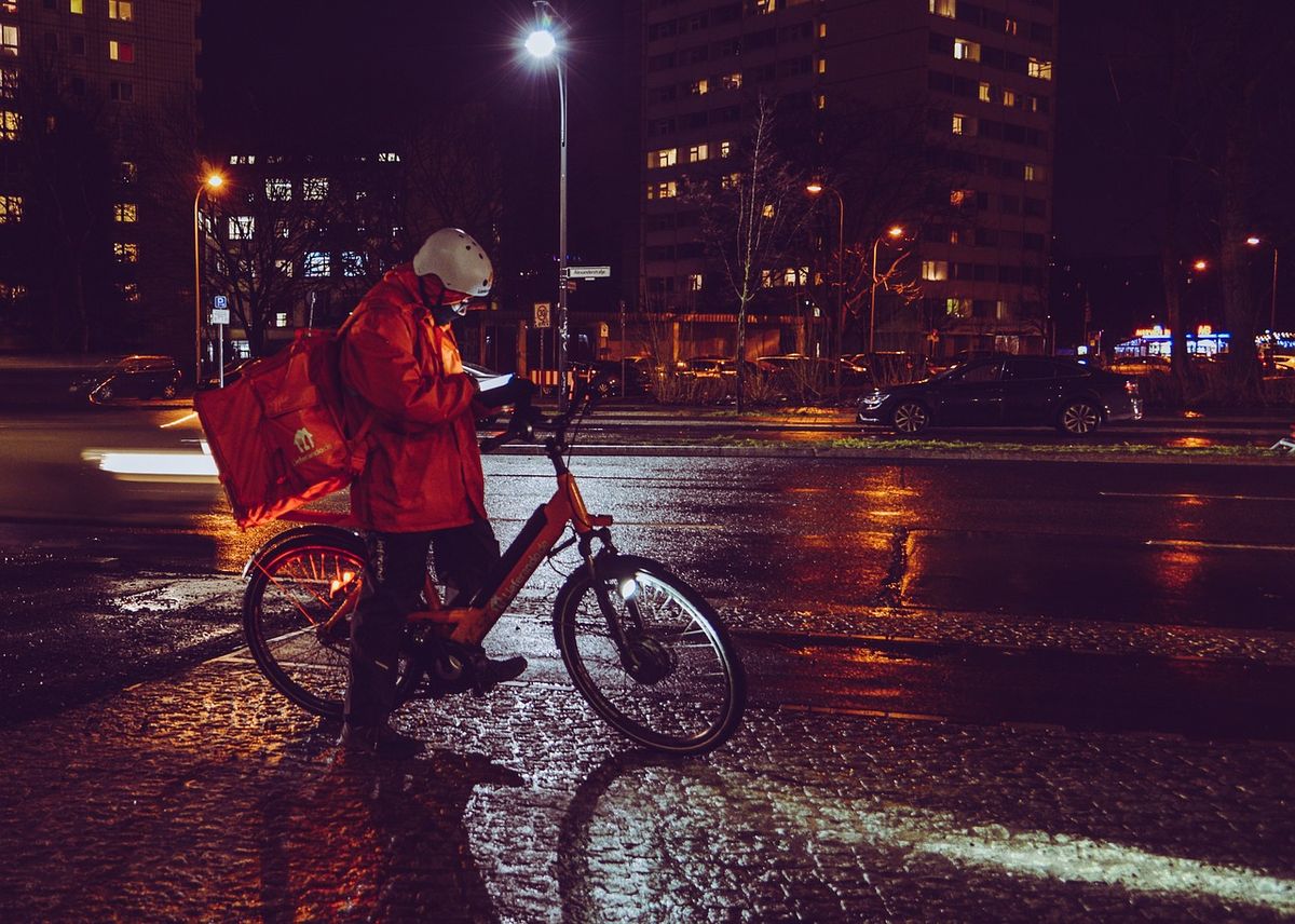 Ile zarabia kurier rowerowy w Glovo w dużym mieście?